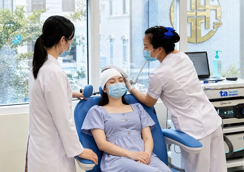 Hình minh họa: Bác sĩ chỉ ra dấu hiệu phụ nữ sau sinh nên khám tâm thần