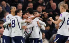Tottenham thắng trên sân Chelsea