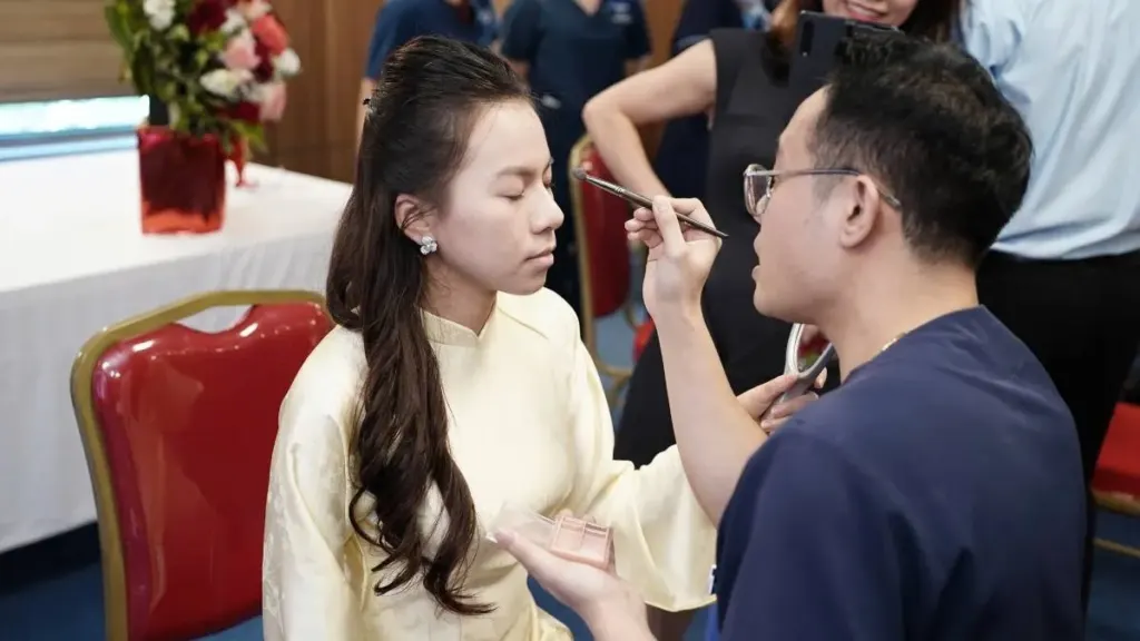 Hình minh họa: Bác sĩ nam ‘toát mồ hôi’ thi trang điểm cho đồng nghiệp nữ