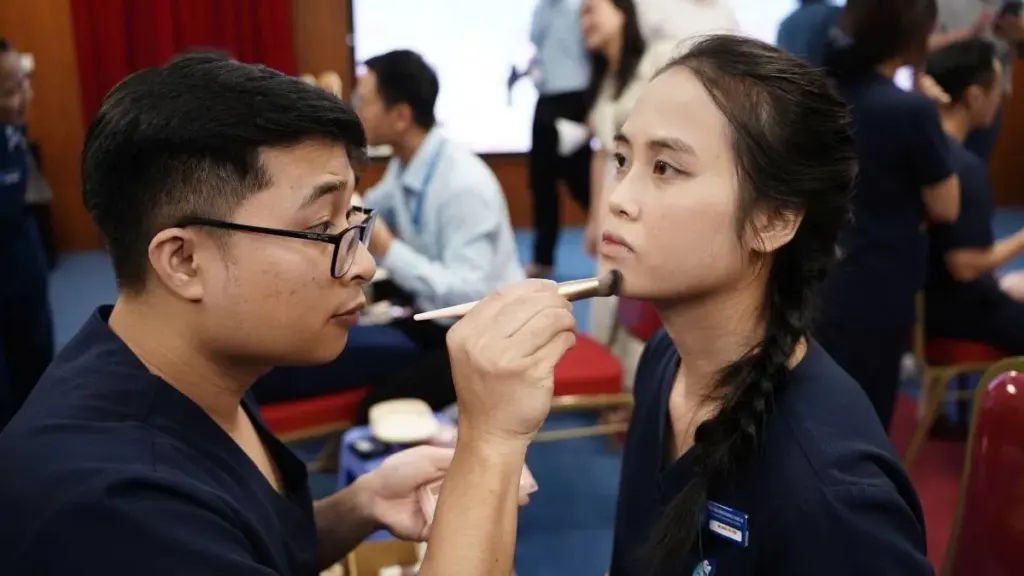 Hình minh họa: Bác sĩ nam ‘toát mồ hôi’ thi trang điểm cho đồng nghiệp nữ
