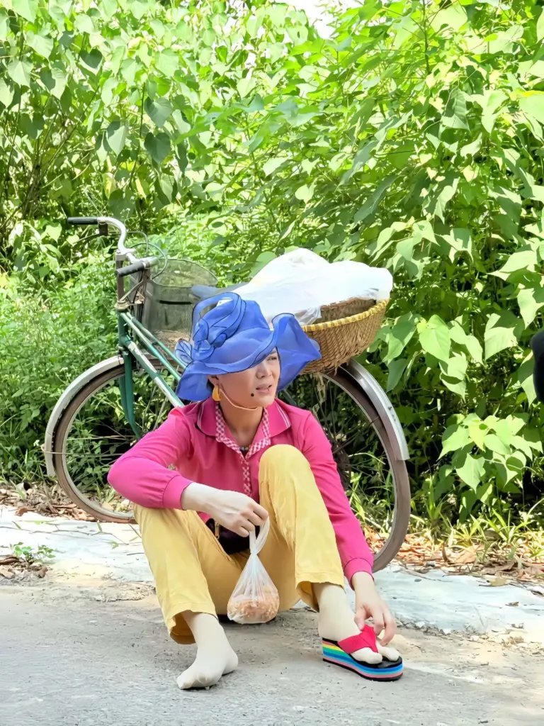 Hình minh họa: Trang Moon gây cười với vai cô bán bánh rán