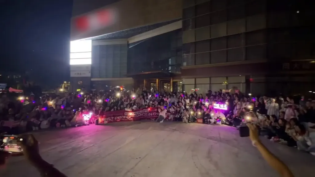 Trang Pháp giao lưu fan sau biểu diễn tại concert ở Trung Quốc