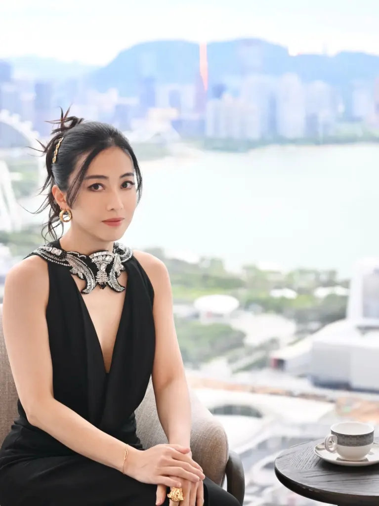 Hình minh họa: Phong cách thời trang của vợ tỷ phú Hong Kong