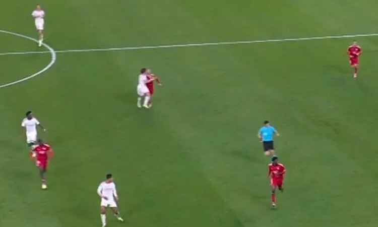 Hình minh họa: Real thoát thẻ đỏ vì không đủ góc quay ở La Liga