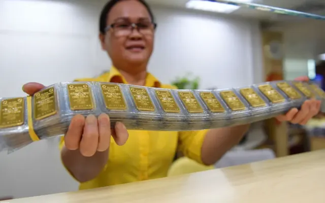 Được và mất gì khi dồn hết tiền mua vàng?