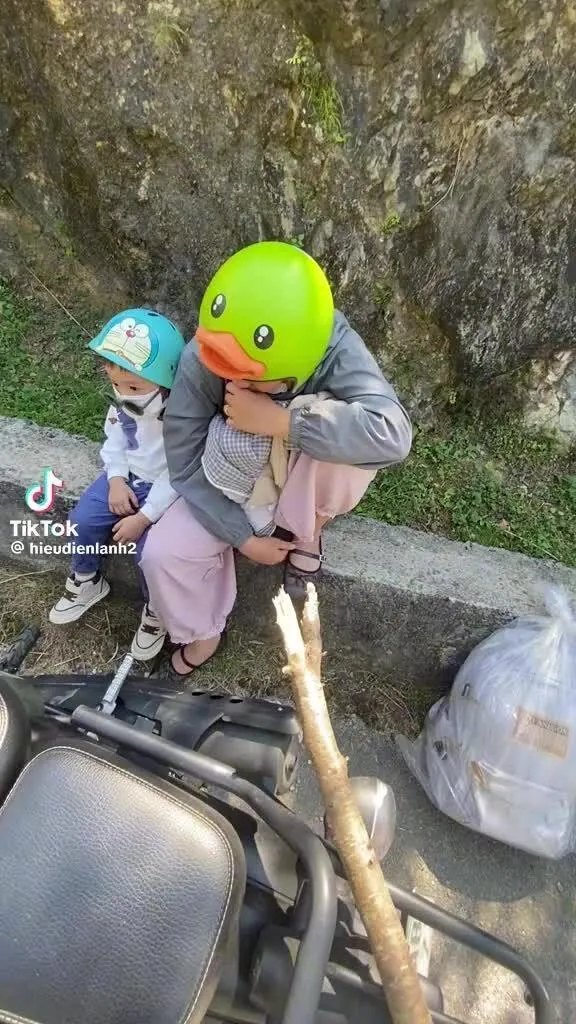 Hình minh họa: Video hai mẹ con ngồi thở tại dốc Thẩm Mã gây sốt