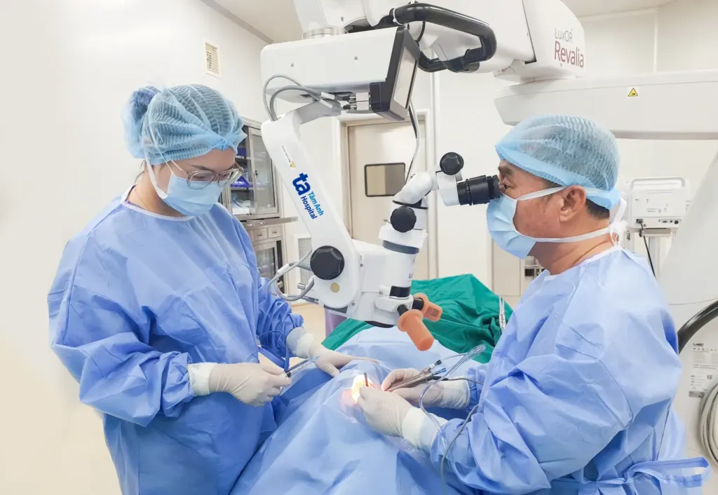 Hình minh họa: Đục thủy tinh thể nghi do dùng ‘thuốc gia truyền’ chữa gout
