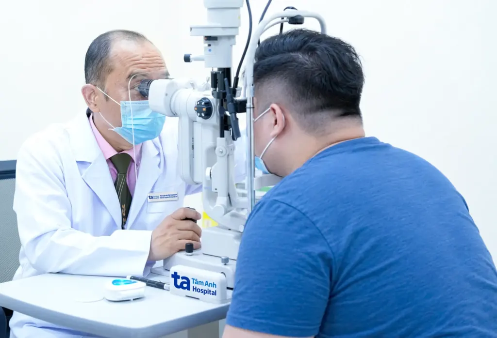 Hình minh họa: Đục thủy tinh thể nghi do dùng ‘thuốc gia truyền’ chữa gout