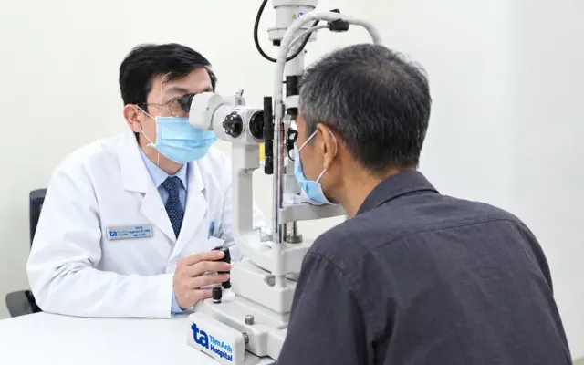 Ung thư phổi di căn não gây mờ mắt