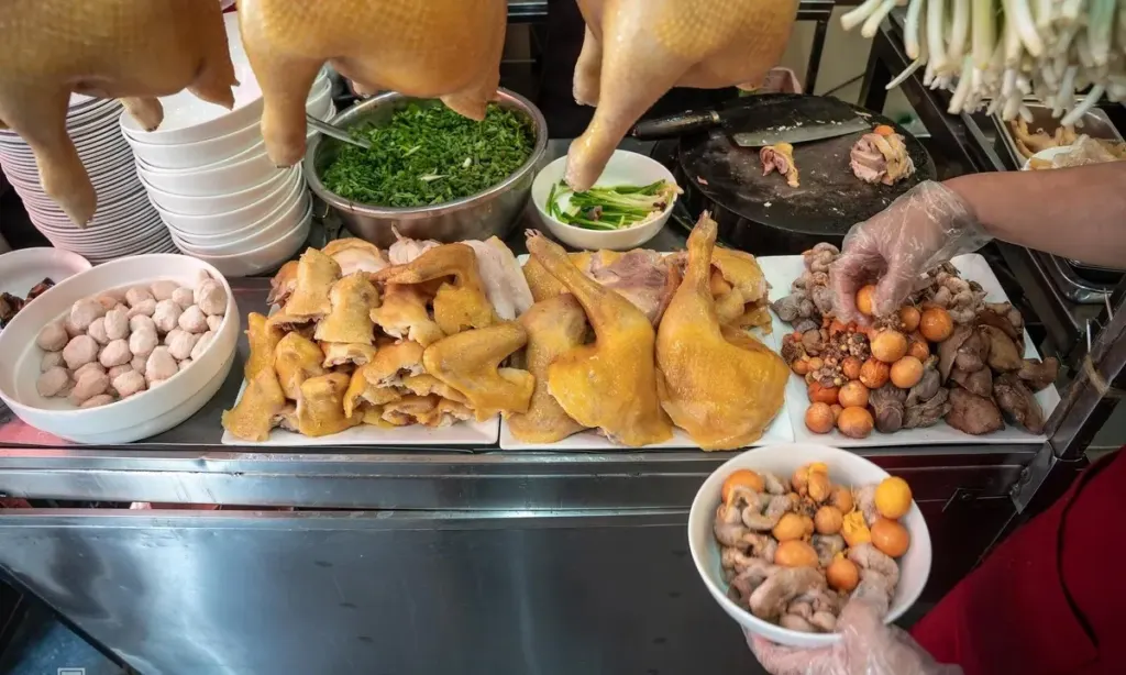 Hình minh họa: Phở gà 160.000 đồng hút khách ở phố cổ Hà Nội