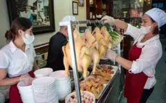 Phở gà 160.000 đồng hút khách ở phố cổ Hà Nội