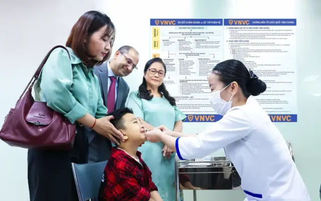 Việt Nam lần đầu có vaccine cúm dạng xịt