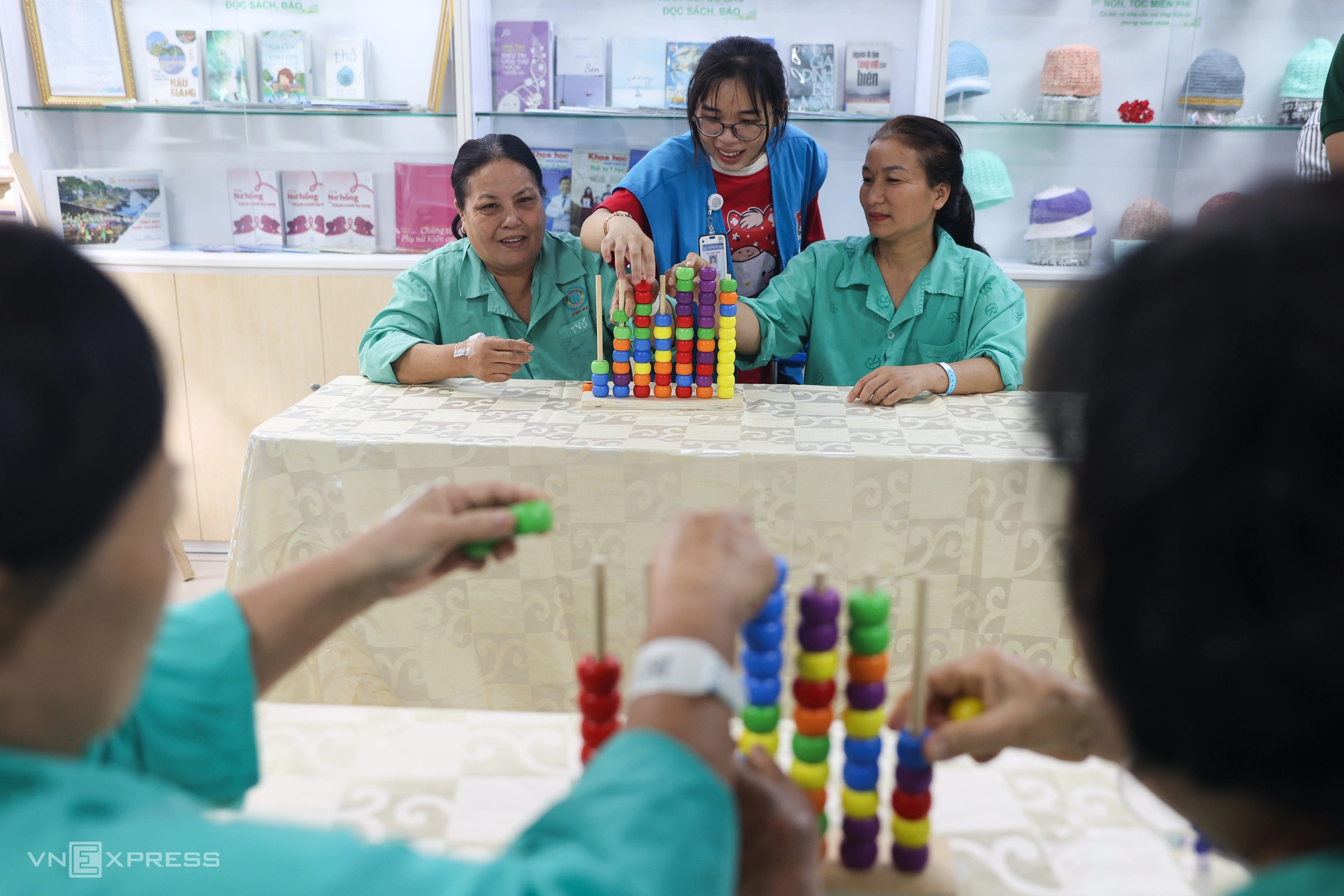 Hình minh họa: Ước mong bình dị gửi vào tranh của những người mẹ ung thư