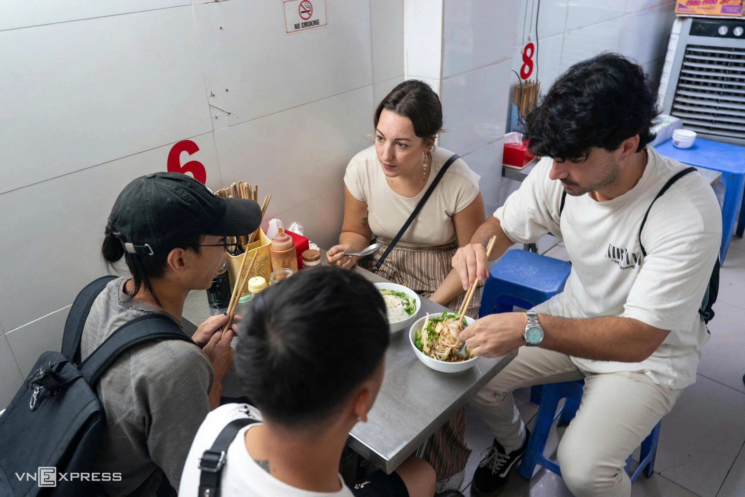 Hình minh họa: Quán phở gà Michelin chiều khách, bán giá linh hoạt