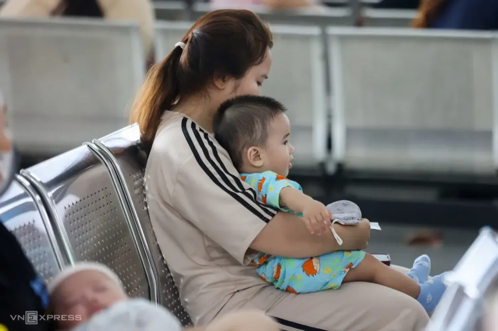 Hình minh họa: Hơn 4.000 trẻ khám mỗi ngày tại bệnh viện nhi ở TP HCM