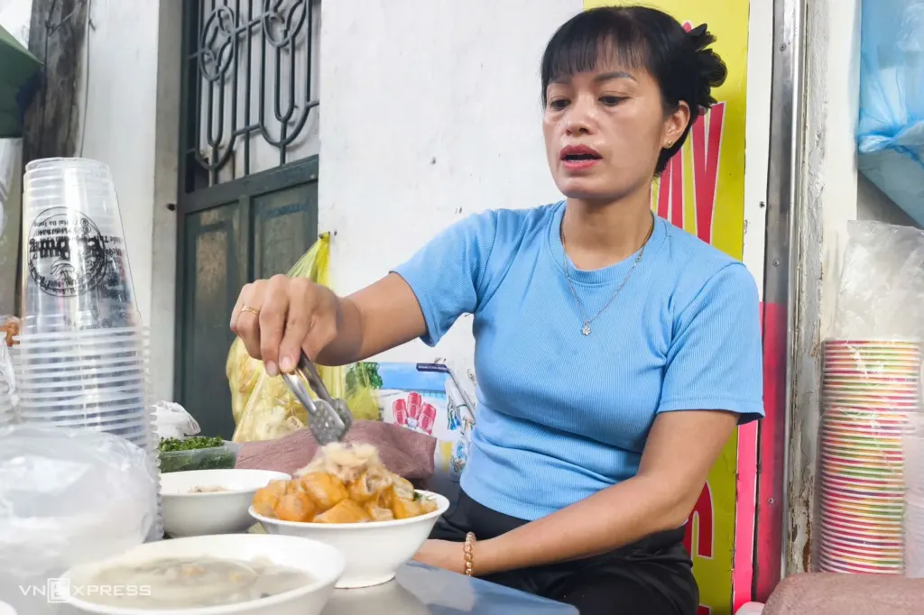 Hình minh họa: Quán cháo 40 năm thu hút du khách ở Hải Phòng