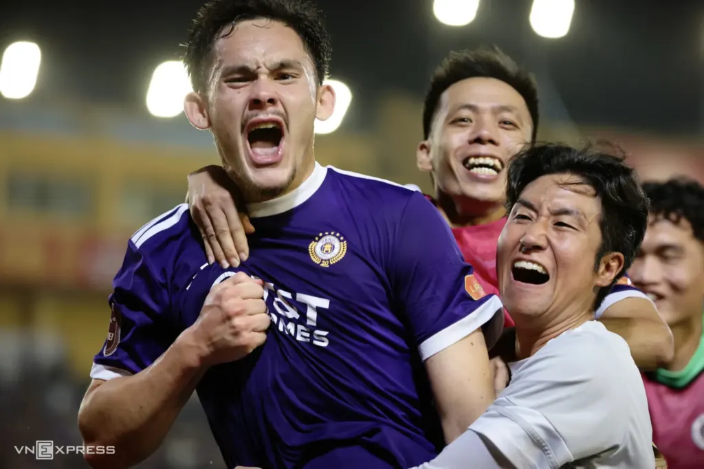 Hình minh họa: Siêu phẩm của Việt kiều giúp Hà Nội FC thắng ngược Ninh Bình