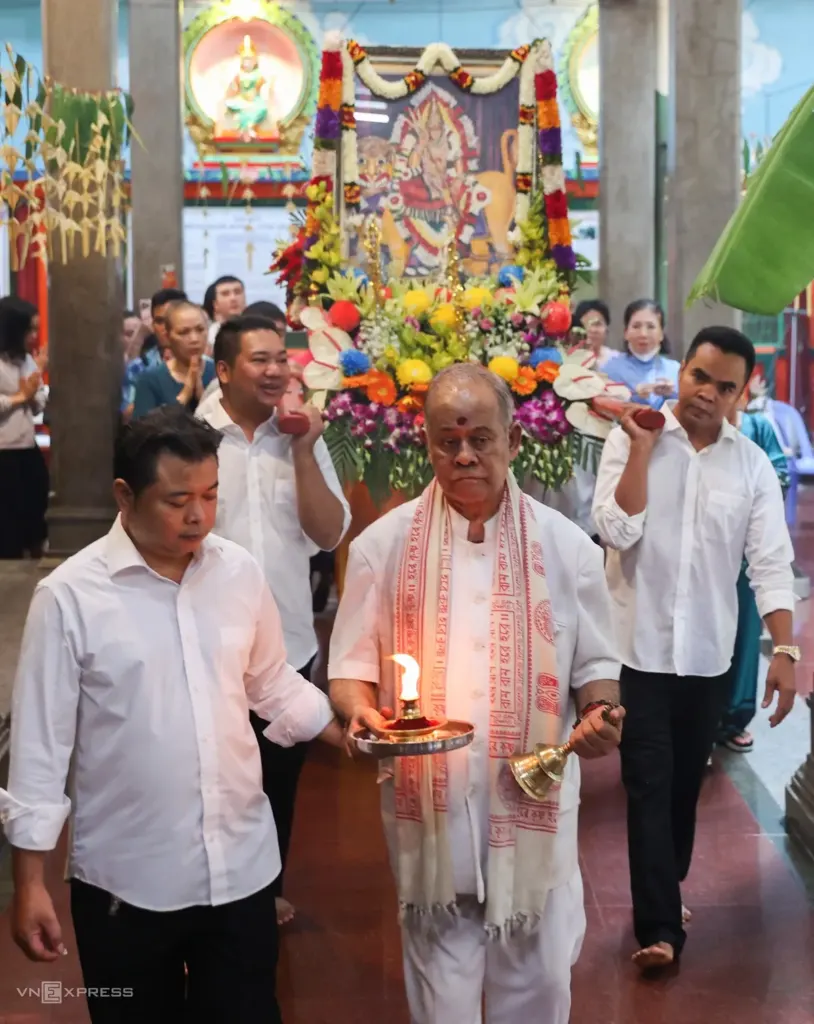 Hình minh họa: Lễ xin lửa trong ngôi đền Ấn Độ ở TP HCM
