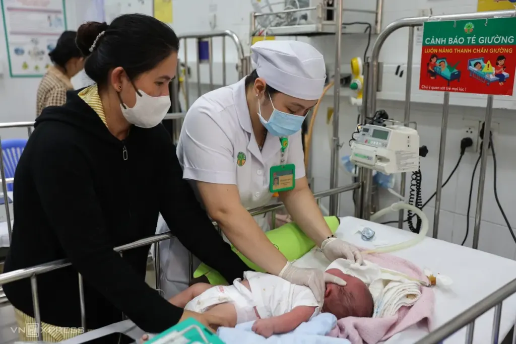 Hình minh họa: Hơn 4.000 trẻ khám mỗi ngày tại bệnh viện nhi ở TP HCM