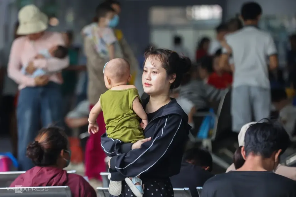 Hình minh họa: Hơn 4.000 trẻ khám mỗi ngày tại bệnh viện nhi ở TP HCM