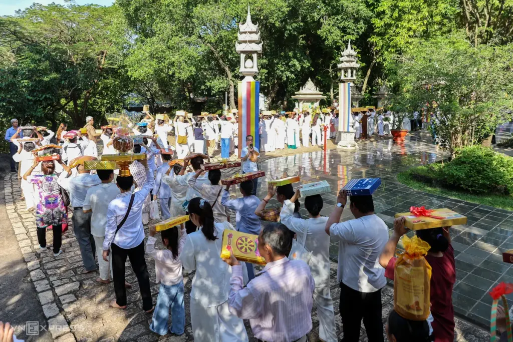 Hình minh họa: Gần 1.000 người dâng y tại ngôi chùa không nhang khói ở TP HCM