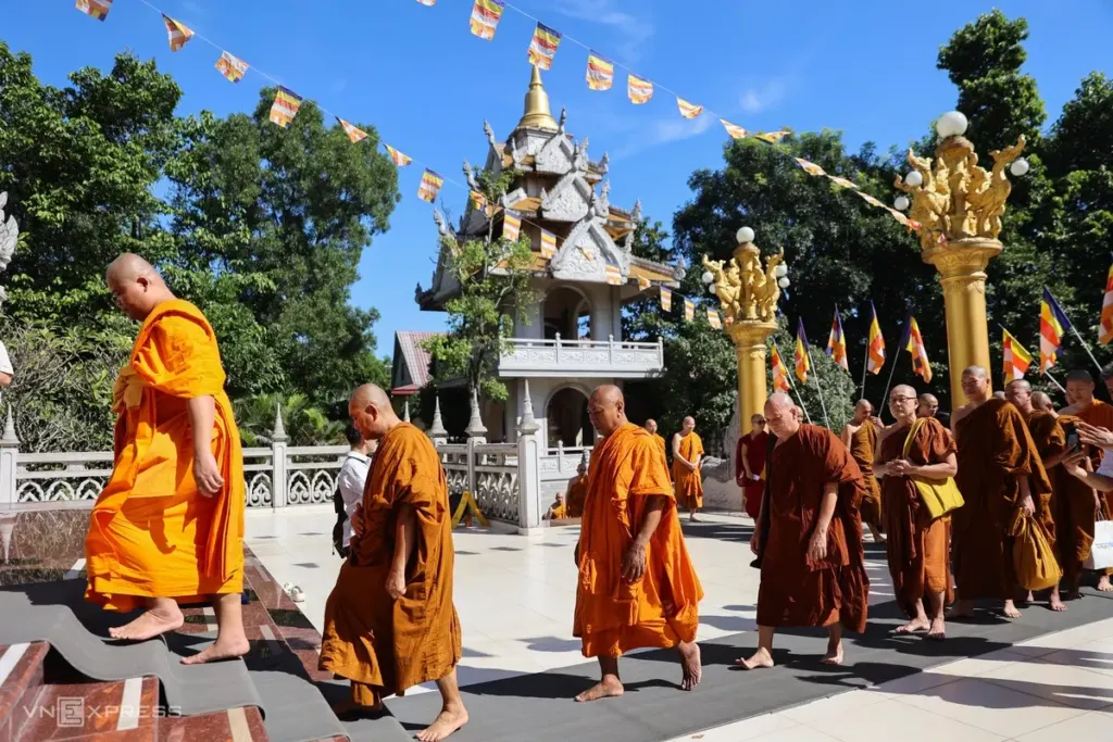 Hình minh họa: Gần 1.000 người dâng y tại ngôi chùa không nhang khói ở TP HCM