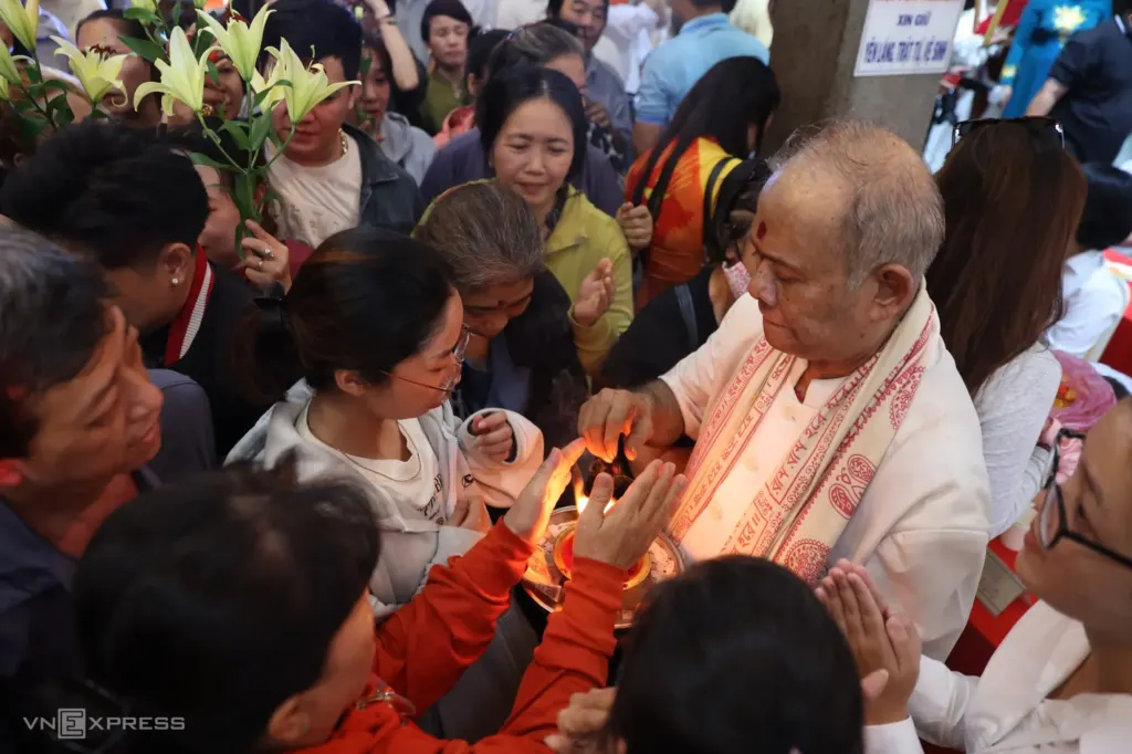 Hình minh họa: Lễ xin lửa trong ngôi đền Ấn Độ ở TP HCM