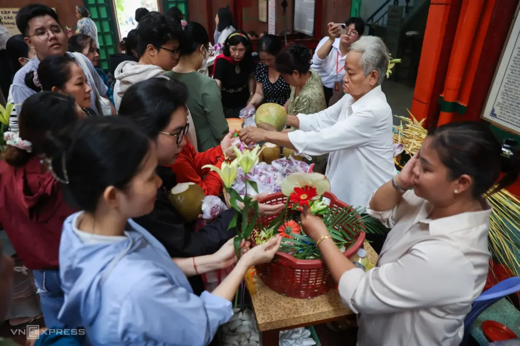 Hình minh họa: Lễ xin lửa trong ngôi đền Ấn Độ ở TP HCM