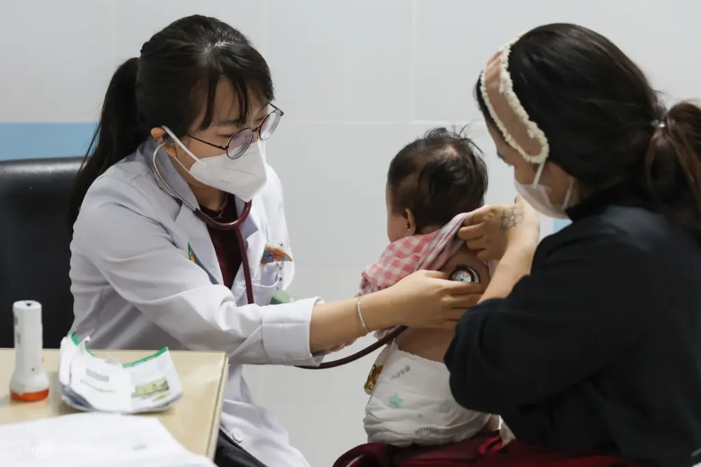 Hình minh họa: Hơn 4.000 trẻ khám mỗi ngày tại bệnh viện nhi ở TP HCM