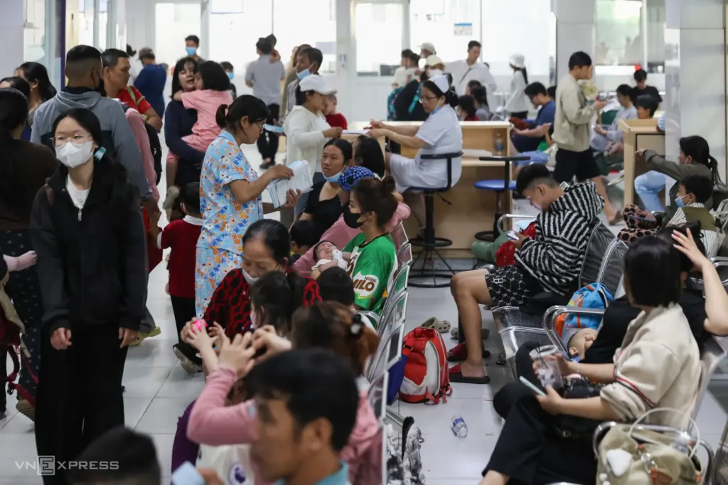 Hình minh họa: Hơn 4.000 trẻ khám mỗi ngày tại bệnh viện nhi ở TP HCM