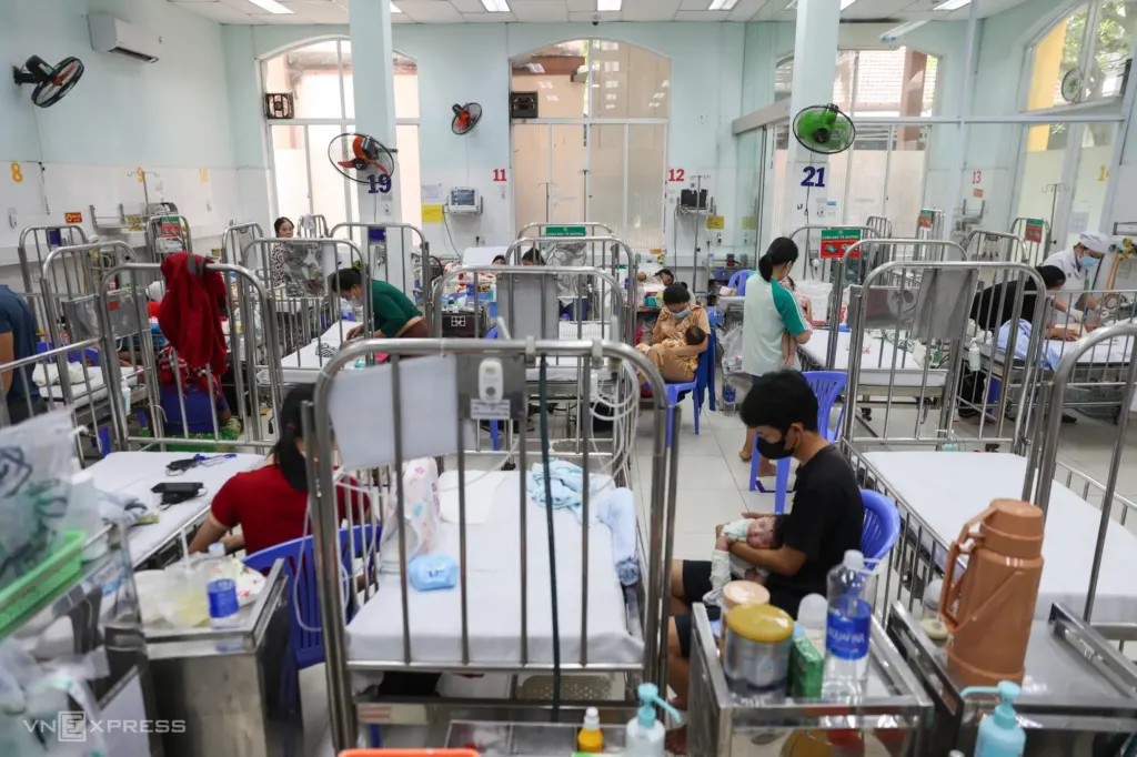Hình minh họa: Hơn 4.000 trẻ khám mỗi ngày tại bệnh viện nhi ở TP HCM