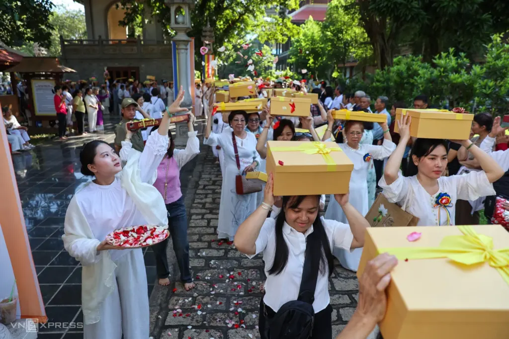 Hình minh họa: Gần 1.000 người dâng y tại ngôi chùa không nhang khói ở TP HCM