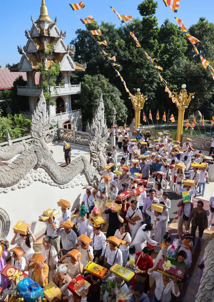 Hình minh họa: Gần 1.000 người dâng y tại ngôi chùa không nhang khói ở TP HCM