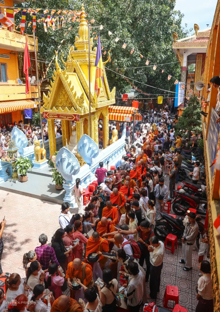 Hình minh họa: 150 nhà sư khất thực trong lễ Sene Dolta của người Khmer