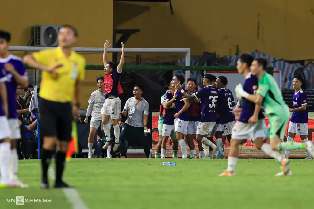Hình minh họa: Siêu phẩm của Việt kiều giúp Hà Nội FC thắng ngược Ninh Bình