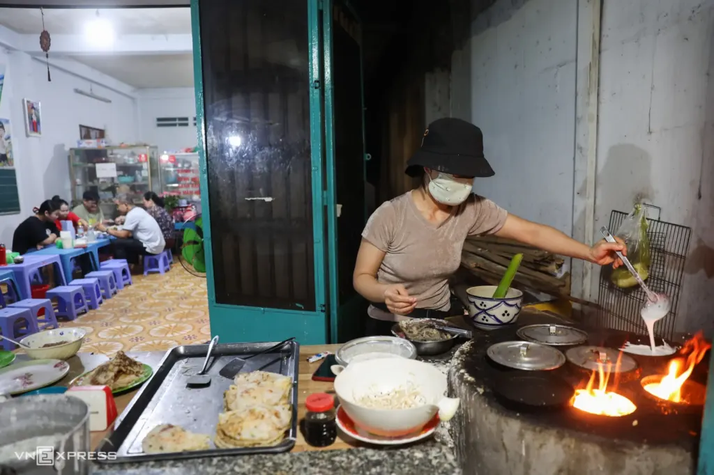 Hình minh họa: Bánh xèo củi trong hẻm sâu hút khách tại TP HCM
