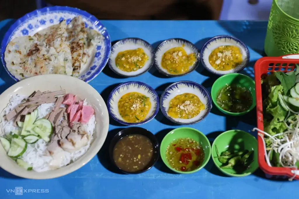 Hình minh họa: Bánh xèo củi trong hẻm sâu hút khách tại TP HCM