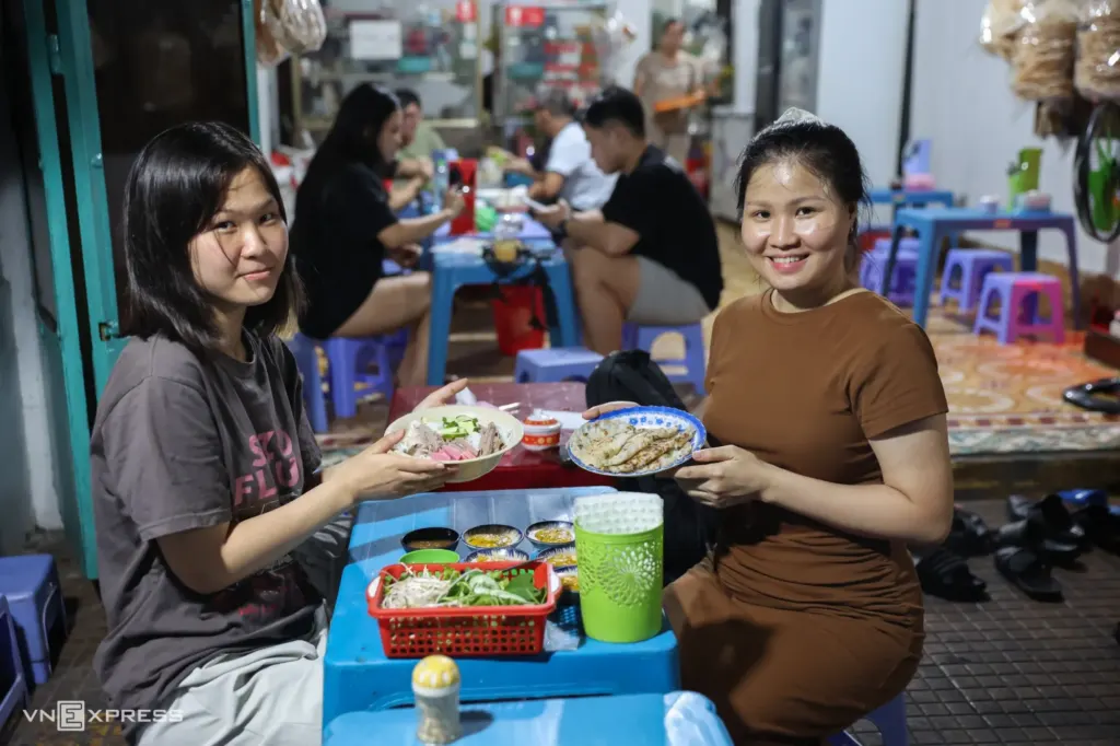 Hình minh họa: Bánh xèo củi trong hẻm sâu hút khách tại TP HCM