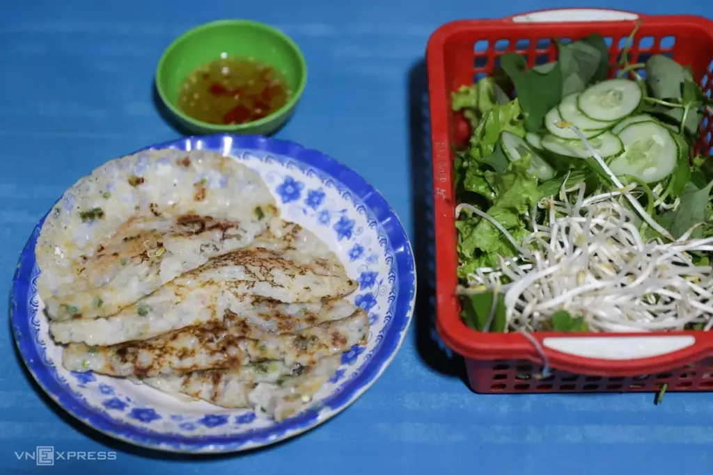 Hình minh họa: Bánh xèo củi trong hẻm sâu hút khách tại TP HCM