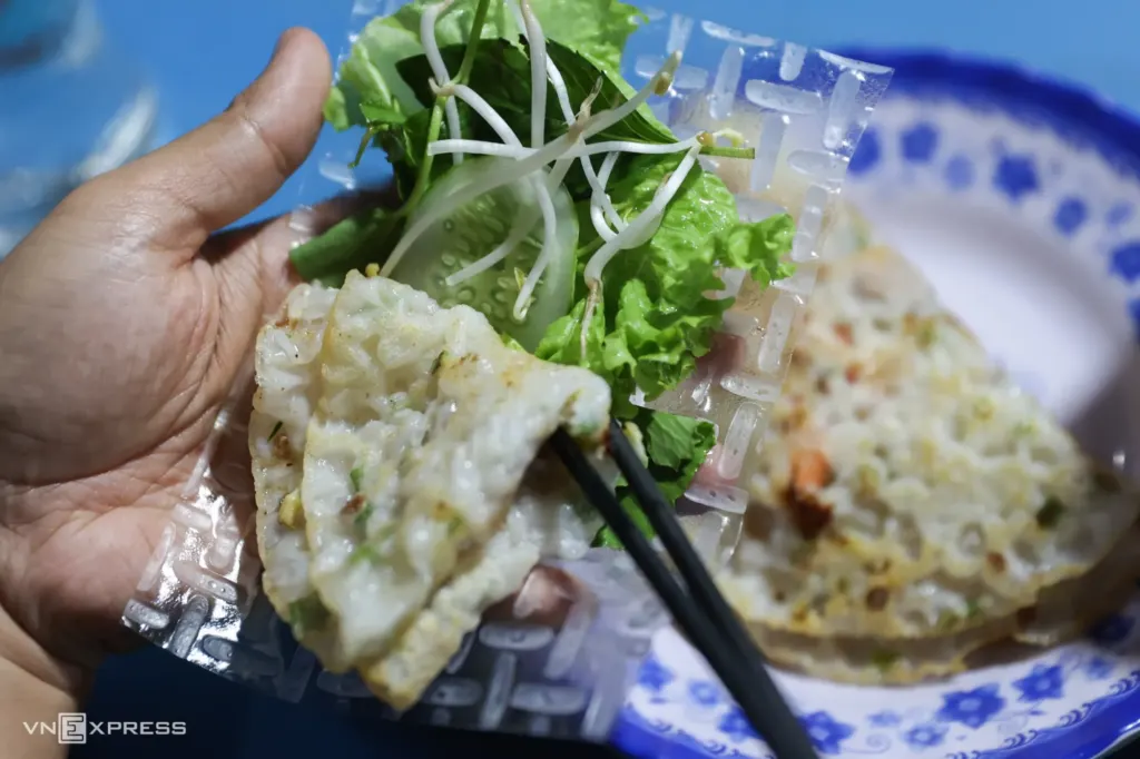 Hình minh họa: Bánh xèo củi trong hẻm sâu hút khách tại TP HCM