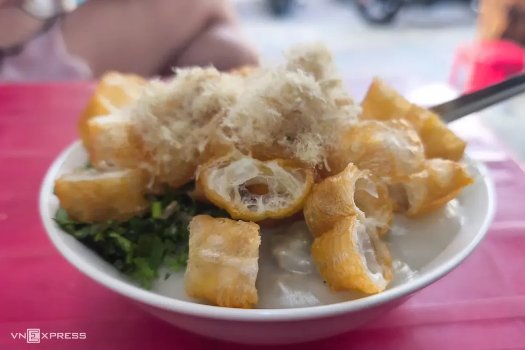 Hình minh họa: Quán cháo 40 năm thu hút du khách ở Hải Phòng