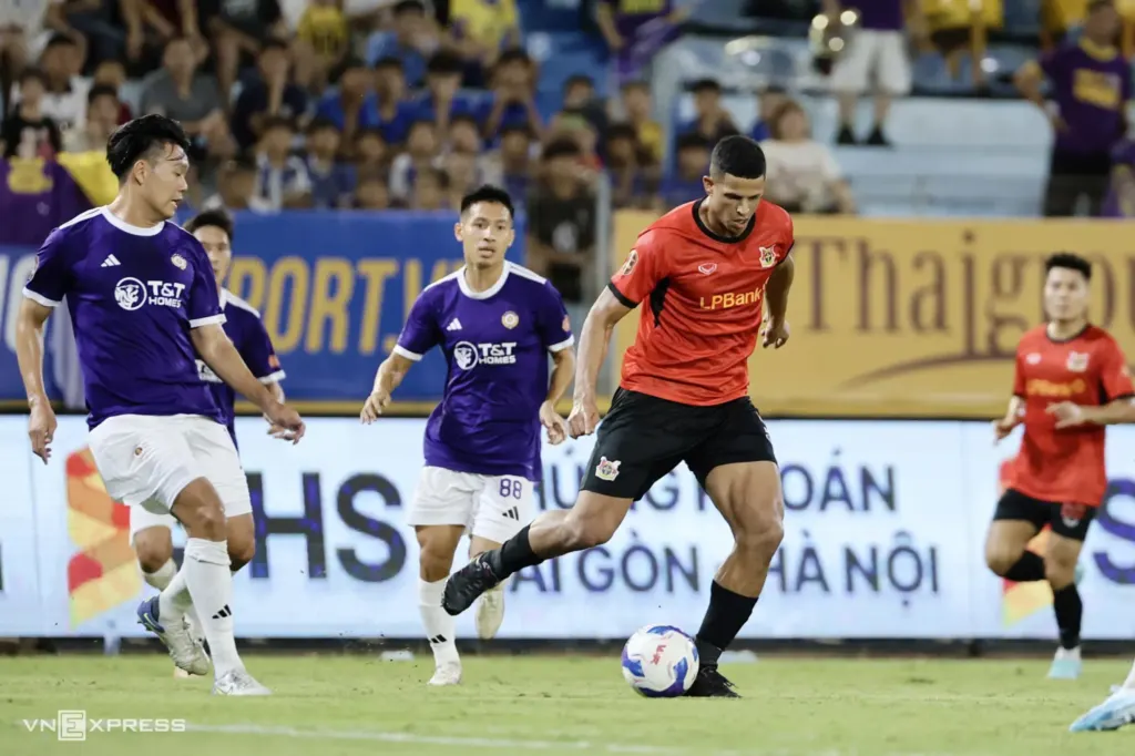 Hình minh họa: Siêu phẩm của Việt kiều giúp Hà Nội FC thắng ngược Ninh Bình