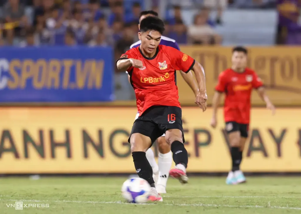 Hình minh họa: Siêu phẩm của Việt kiều giúp Hà Nội FC thắng ngược Ninh Bình