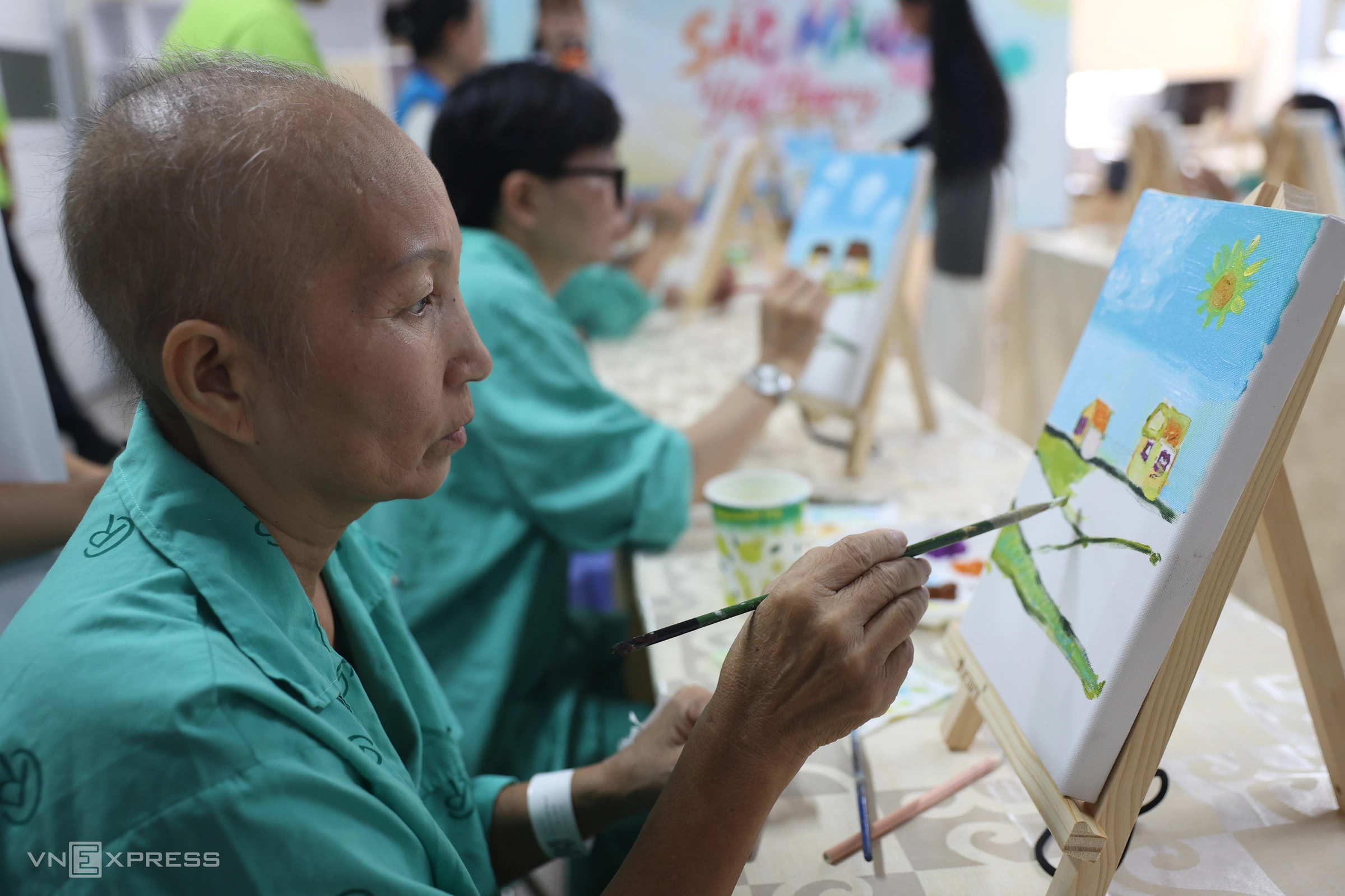 Hình minh họa: Ước mong bình dị gửi vào tranh của những người mẹ ung thư