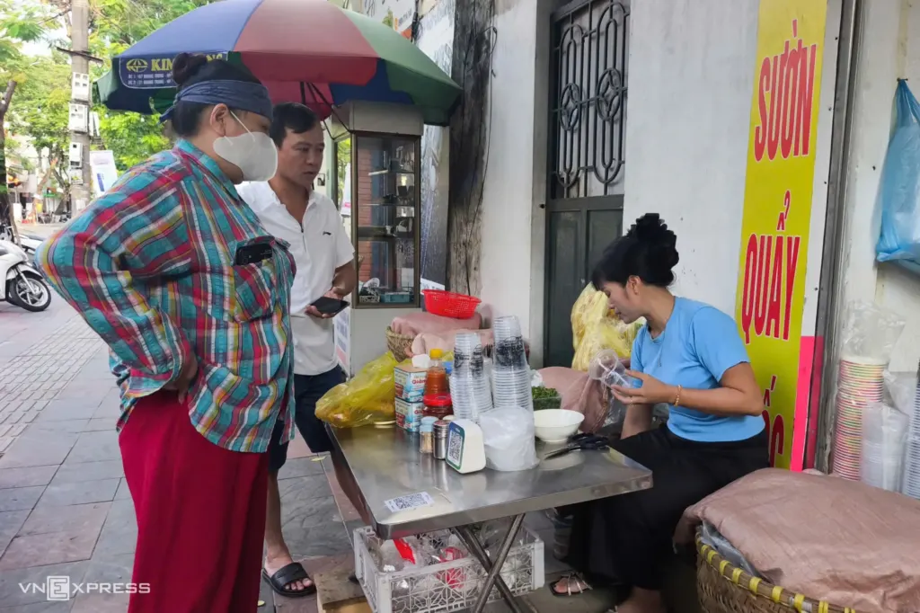 Hình minh họa: Quán cháo 40 năm thu hút du khách ở Hải Phòng