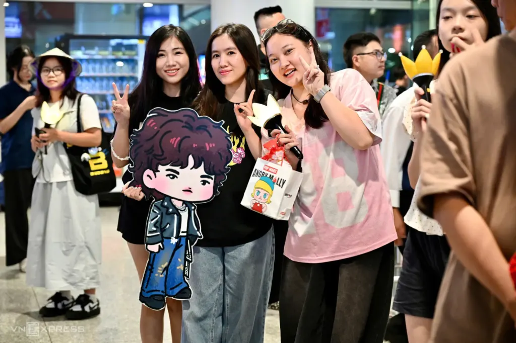 Hình minh họa: Hàng trăm fan Việt đến sân bay đón BigBang