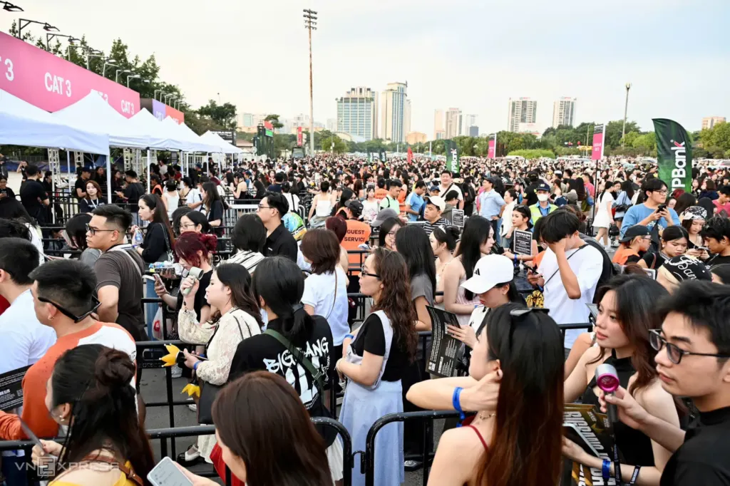 Hình minh họa: Hàng chục nghìn fan đổ về Mỹ Đình chờ concert BigBang