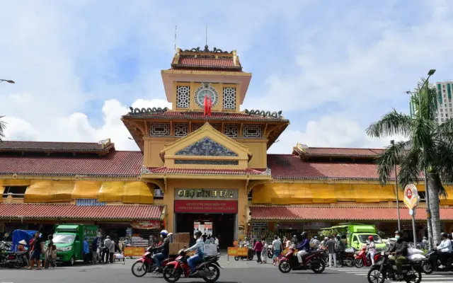 Ngôi chợ trăm tuổi giữa khu người Hoa ở TP HCM