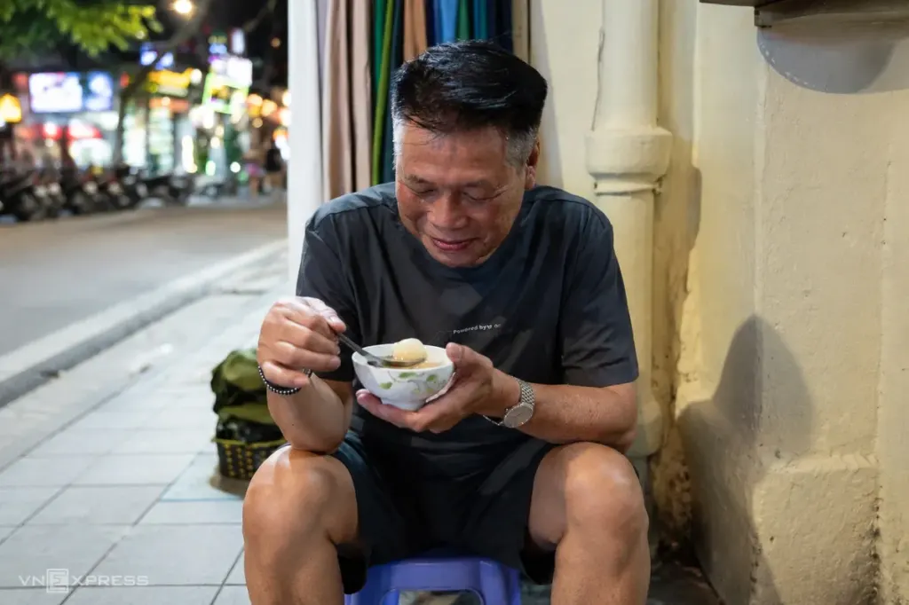 Hình minh họa: Bánh trôi Phạm Bằng nhộn nhịp khách ngày mở lại