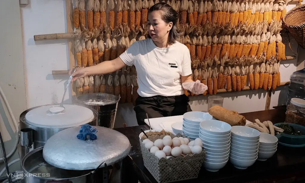 Hình minh họa: Bánh cuốn nước hầm xương đặc sản Cao Bằng ở TP HCM